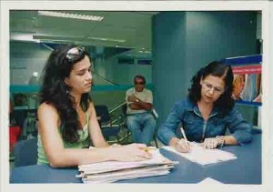 Reintegração dos Funcionários do Bandepe Centro -  Paulo Sobral(Dir. SEEC/PE), Gleice Maria(Func) e Oficial de Justiça – 29/01/2004(Foto: Ivaldo Bezerra/Lumen)