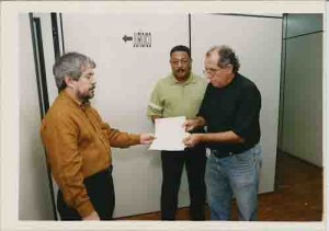Reintegração dos Funcionários do Bandepe e/d: Omires Matias(Func), Jairo Lopes(Dir. SEEC/PE), Paulo Sobral(Dir. Dep. Jurídico SEEC/PE) – 22/06/2004(Foto: Alexandre Albuquerque/Lumen)