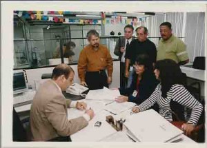 Reintegração dos Funcionários do Bandepe e/d: Adm. Bandepe, Omires Matias(Func), João Lapenda(Adv. SEEC/PE), Paulo Sobral(Dir. Dep. Jurídico SEEC/PE), e Oficiais de Justiça – 22/06/2004(Foto: Alexandre Albuquerque/Lumen)