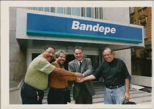 Reintegração dos Funcionários do Bandepe e/d: Jairo Lopes(Dir.), Omires Matias(Func), João Lapenda(Adv. SEEC/PE), Paulo Sobral(Dir. Dep. Jurídico SEEC/PE) – 22/06/2004(Foto: Alexandre Albuquerque/Lumen)