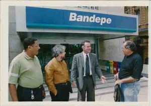Reintegração dos Funcionários do Bandepe e/d: Jairo Lopes(Dir.), Omires Matias(Func), João Lapenda(Adv. SEEC/PE), Paulo Sobral(Dir. Dep. Jurídico SEEC/PE) – 22/06/2004(Foto: Alexandre Albuquerque/Lumen)