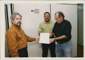 Reintegração dos Funcionários do Bandepe e/d Omires Matias(Func), Jairo Lopes(DIr.) e Paulo Sobral(Dir. SEEC/PE) – 22/06/2004(Foto: Alexandre Albuquerque/Lumen)