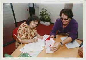 Reintegração HSBC, Ag. Boa Viagem – Ytany Bacelar (Func) e Oficial de Justiça – 03/09/2004(Foto: Alexandre Albuquerque/Lumen)