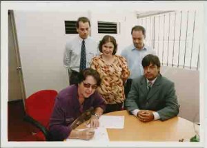 eintegração HSBC, Ag. Boa Viagem – Oficial de Justiça, Pedro Paulo(Adv.), Pedro Villachan(Dir. SEEC/PE), Ytany Bacelar (Func), Alan patício(Dir. SEEC/PE) – 03/09/2004(Foto: Alexandre Albuquerque/Lumen)