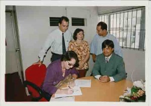 Reintegração HSBC, Ag. Boa Viagem – Oficial de Justiça, Ytany Bacelar (Func), Pedro Paulo(Adv.) – 03/09/2004(Foto: Alexandre Albuquerque/Lumen)