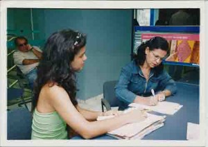 Reintegração dos Funcionários do Bandepe Centro -  Paulo Sobral(Dir. SEEC/PE), Gleice Maria(Func) e Oficial de Justiça – 29/01/2004(Foto: Ivaldo Bezerra/Lumen)