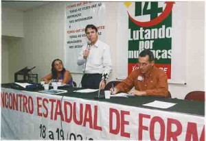 Seminário sobre reforma sindical com a presença do presidente da CUT – Nacional. Mesa – E/D: Tereza (dir. SEEC/PE), Luiz Marinho (pres. CUT Nacional), Heleno (CUT – PE). Beto Oliveira – 18 a 19/03/2004 Beto Oliveira – 18 a 19/03/2004