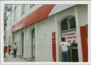 CAMPANHA SALARIAL/2004
Greve BRADESCO Ag. Concordia – Ranilson(func. Bradesc)- 17/09/2004(Foto: Beto Oliveira)