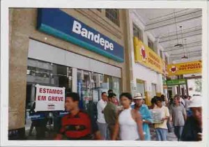 CAMPANHA SALARIAL/2004
Greve Bandepe Ag. Guararapes – Epaminondas(camisa branca-Dir. SEEC/PE) - 17/09/2004(Foto: Beto Oliveira)