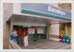 CAMPANHA SALARIAL/2004
Greve Bandepe Centro Dirs. SEEC/PE: Paulo Sobral(camisa branca), João G. De Brito(camisa Vermelha)- 17/09/2004(Foto: Beto Oliveira)