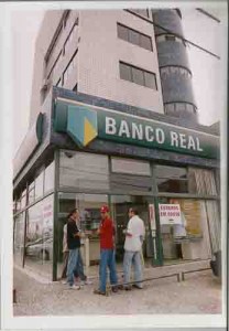 CAMPANHA SALARIAL/2004
Greve Banco Real Ag. Imbiribeira - 17/09/2004(Foto: Beto Oliveira)