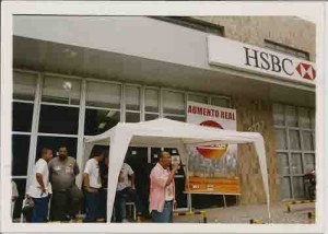 CAMPANHA SALARIAL/2004
Ato no HSBC Ag. Imbiribeira Dir. SEEC/PE – E/D: Fabiano, Adeilton, Sivaldo(Mic)– 11/08/2004(Foto: Beto Oliveira)