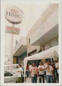 CAMPANHA SALARIAL/2004
Ato no HSBC Ag. Imbiribeira Dir. SEEC/PE – E/D: Sivaldo, Roderick, Gilvan, Mª José, Suzineide, Alan(mic) – 11/08/2004(Foto: Beto Oliveira)