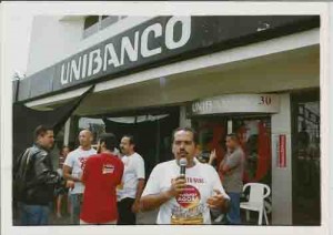 CAMPANHA SALARIAL/2004
Paralisação Unibanco Ag. Agmenon Magalhães. Dir. SEEC/PE: D/E: Fabiano, Rufino(Mic), Írio(Vermelho), Bitú, Junior Guerra, Maurício Junior(Func) – 04/08/2004(Foto: Beto Oliveira)