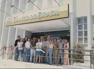 Campanha Salarial/2004 1º dia de Greve BB-Ag. Salgueiro E/D: Vera Nunes(camisa da campanha – del Sindical); Luizete(centro camisa da campanha – Func) e Thomaz(Dir. camisa creme)