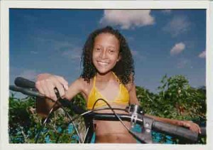 Festa da crianças – Clube de Campo dos Bancários Quévia Cristina da Hora( Ganhadora da Bicicleta) - 10/10/2004(Foto: Beto Oliveira/Lumen)