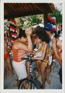 Festa da crianças – Clube de Campo dos Bancários
Vilma(Func. Bermuda Branca) e Quévia Cristina da Hora( Ganhadora da Bicicleta) - 10/10/2004(Foto: Beto Oliveira/Lumen)
