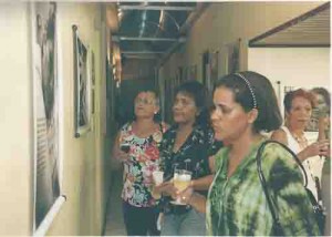 Exposição vivência / Jovina Aragão sede do sindicato 21 a 28/01/2005 Sulamita (jornalista do sindicato c/ camisa branca)  Alexandre Albuquerque/ Lumen