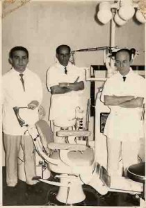 Gabinete Odintológico do Sindicato(Novas Instalações, 8º Andar Edf. IAPB-Recife) - E/D: Drs. Fransisco Henrique da Costa, Waldeck Silva e Djalma Rodrigues Exteves – 1º Quinzena/Ago/1962.