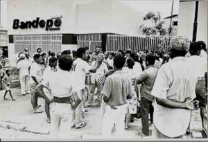 Ato contra as 3000 demissões e o fechamento das 98 ag do Bandepe – Out/91