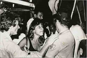 Em defesa do Bandepe. Passeata contra a Privatização Graça, delegada sindical do Bandepe enfrenta policial Marcos Guedes intervem