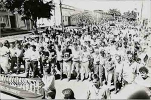 Povo e políticos, todos se uniram em torno de uma só bandeira: a defesa do Bandepe. Passeata em Garanhuns 1991(LULA)