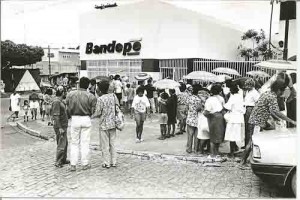 Passeata contra as 3000 demissões e fechamento das 98 ag. do Bandepe