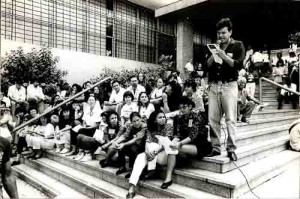 Manifestações do BB e CEF contra esquadrão da Morte > funcionários em disponibilidade > governo Collor – Lafaytte Coutinho Pres. BB – 20/08/92 Foto: Alcino Martins. Direção do banco fixou nº de funcionários para cd unidade. - os colegas tinham que votar quem ficaria em disponibilidade = a sobra tinha que procurar onde se colocar – ou isso ou demissão.