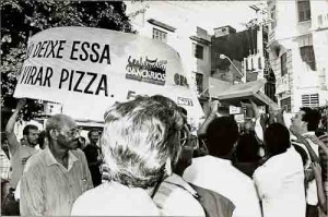 Protesto com pizza pela cassação de Fíúza em 06/05/94 – pracinha do diário. Imagem fotos