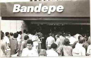 No Ato público exigindo o julgamento dos demitidos do Bandepe 16/06/92