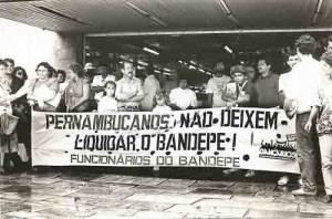 No Ato público exigindo o julgamento dos demitidos do Bandepe 16/06/92