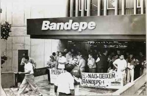 No Ato público exigindo o julgamento dos demitidos do Bandepe 16/06/92