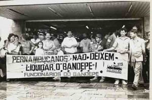 No Ato público exigindo o julgamento dos demitidos do Bandepe 16/06/92