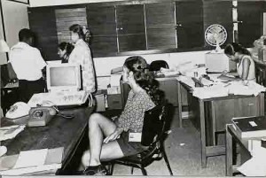 Matéria p/ Jornal dos Bancárioss/ o calor na DIFUS/CEF – Cais do Apolo mar/94 (O ventilador, trazido de casa, ameniza o calor nas piores horas do dia.