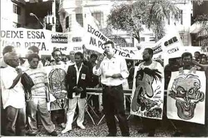 Protesto com pizza pela cassação de Fiúza em 06/05/94 – Pracinha do Diário. Imagem fotos Cass. Anões Ong. E ética na política