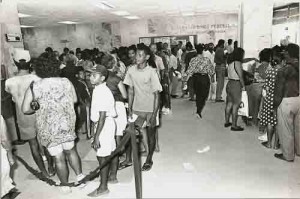 Campanha mais Bancários Menos Filas maio/94 projeto Portas de Segurança bancária Imagem fotos