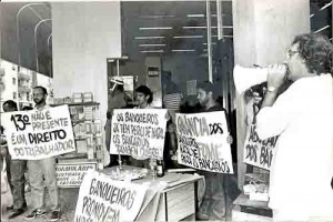 /5/dezembro/95 protesto contra o não pagamento do 13º – Natal sem peru – Em frente Agência banco Itaú