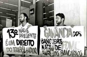 /5/dezembro/95 protesto contra o não pagamento do 13º – Natal sem peru – Em frente Agência banco Itaú