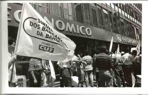 Ato realizado em frente a agencia do banco econômico em Brasília durante as negociações com o presidente do B.C. - Gustavo Loyola - 1995