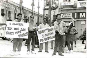 Bandepe ato contra a privatização Diretores sindicato: fabiano, Clécio e Solaney (microfone) 1996