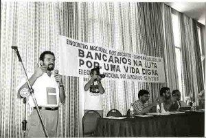 Campanha Salarial /97 Encontro Nacional – São Paulo ao microfone Miguel Correia. Sec-geral CNB CUT – na mesa, ao centro, Sérgio Rosas, presidente CNB