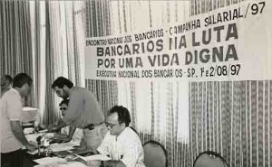 Encontro Nacional Bancários Campanha Salarial/97 SP
De pé: Marlos Guedes(Dir. Intersindical SEEC/PE); Ségio Rosa(CNB); Sentado: Euclides Pres. FEEB/BA/SE) – 1 e 2 /08/1997