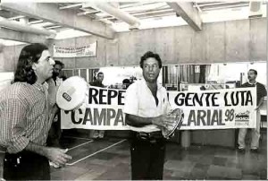 Ato nas agências bancárias, ref: campanha salarial dos bancários /98 CHEGA DE CORTES. 17/09/98 repentistas fazem alusões na agência da CEF cais do Apolo. Ranilson (D) e Adeilton (E) seguram faixa.