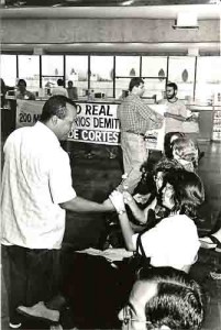 Ato nas agências bancárias ref. Campanha Salarial /98 – CHEGA DE CORTES. 17/09/98 Silvado – diretor do SEEC/PE, entrega flores sempre-viva. Ag. CEF- Guararapes