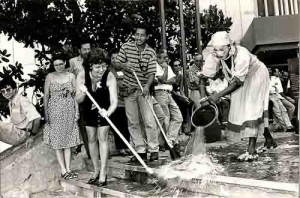 Vigília Bandepe – 13/03/98 Água de cheiro e ervas lavaram e benzeram as escadarias do Bandepão