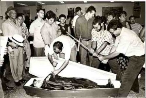 “Vampiro Brasileiro” e “enterrado” na sexta-feira 13, dentro da agência do Bradesco, na Maciel Pinheiro 13/11/98