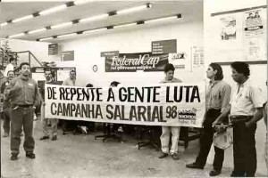 Ato nas agências bancárias, ref. Campanha salarial/98 – Chega de Cortes. Ag. CEF – Marquês de Olinda E/D- Virami (diretor), Ranilson (diretor), Leonardo (diretor) e repentistas. Imagem fotos – 17/09/98