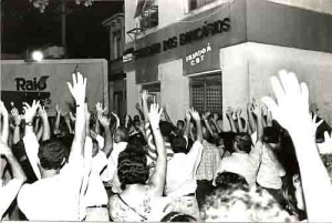 Assembléia do Bandepe terça-feira 24/03/98 400 pessoas dizem sim à greve foto Alexandre imagem fotos