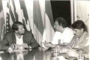 Bandepe E/D – renildo Calheiros – secretário-adjunto do governo. Jorge Perez – Presidente do SEEC/PE; João Carlos – ASBEPE – imagem fotos/ 1998