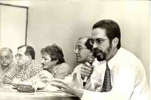 Assembléia do Bandepe Greve 98 Mauricio rands (microfone) e Ricardo Thibau (Advogados) marlos Guedes – pres. SEEC/PE; Paulo Sobral – Dir. bancos Est. pres. Assoc. Dos aposentados Reginaldo Dias imagem fotos